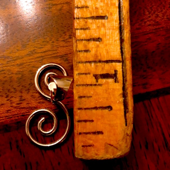 NWT Avon clip on swirl silver tone earrings - Picture 7 of 8